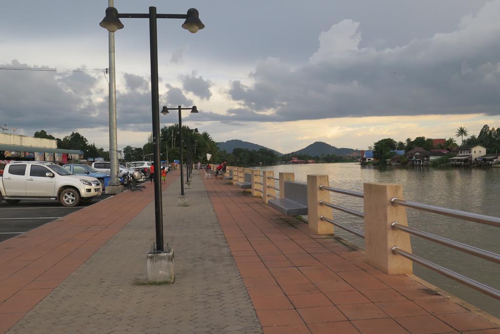 Nadpob Mansion Hotel Surat Thani Bagian luar foto